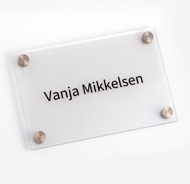 Akrylskilt med frostet bakside & stål pynteknotter 9x13,5 cm