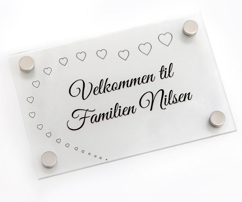 Akrylskilt med frostet bakside og avst.stk. i alu. 11x17 cm